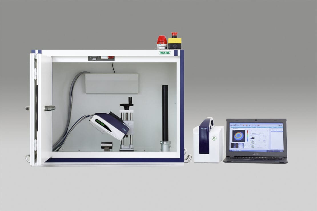Side by side image of Pulstec's Cosine Alpha equipment and software