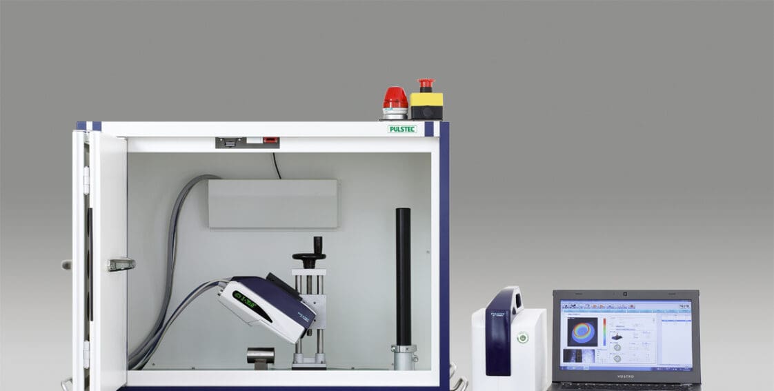 Side by side image of Pulstec's Cosine Alpha equipment and software